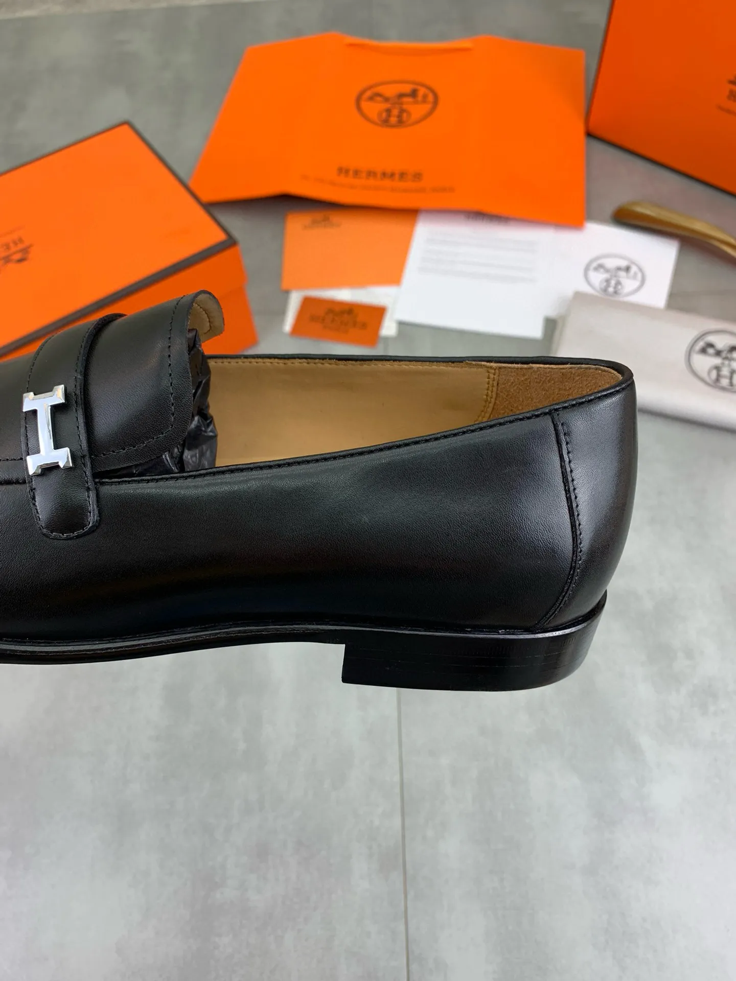 Factory price P960 💰Top version 💎💎💎 Original leather outsole Brand: Hermès (Hermès) Standard code: Men's size 39-44 (38, 45 can be customized) Grade: Same as the official website Original quality materials: Original soft calfskin Water-dyed cowhide lining Original Italian leather outsole Style categories: Men's fashion Formal casual leather shoes Slip-on men's shoes series Young fashion European and American trends, British style, colors: multiple options, counter packaging